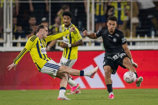 SOCCER - UEFA CL, Fenerbahce vs Sturm ISTANBUL,TURKEY,05.AUG.26 - SOCCER - UEFA Champions League, qualification, Fenerbahce Istanbul vs Sturm Graz. Image shows Kerem Aktuerkoglu (Fenerbahce) and Jacob Hoedl (Sturm).  GEPAxpictures xMatthiasxTrinkl