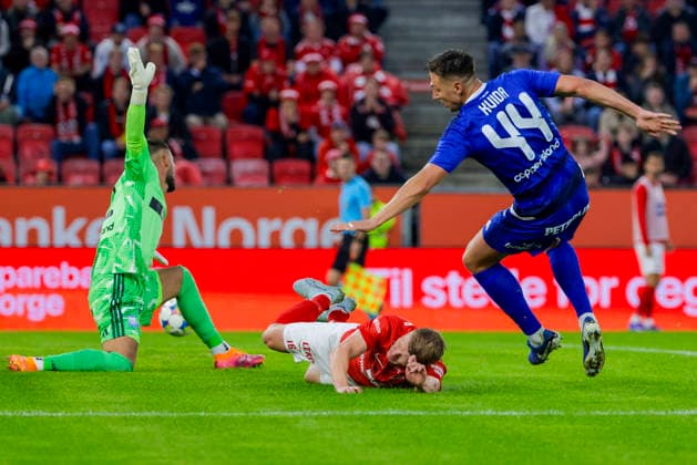 UEFA Conference League 2026: Apollon Limassol vs. Bergen, August 5, 2026. Brann s Kristian Eriksen takes a shot at Apollon Limassol s goalkeeper Philipp Kühn during the UEFA Conference League soccer match between SK Brann and Apollon Limassol at Brann Stadium Photo by Paul S. Amundsen, NTB, Bergen, Norway. EDITORIAL USE ONLY. RESTRICTED USE FOR BETTING COMPANIES  Copyright: xPaulxS.xAmundsenx xNTBx