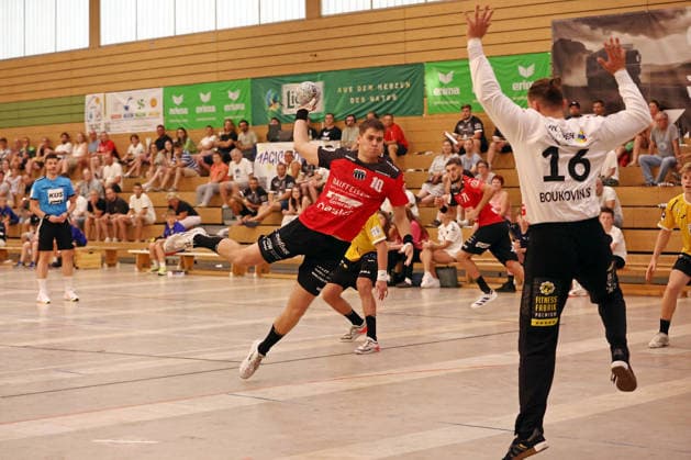 05.08.2026, xovx, Handball Lindencup, Pfadi Winterthur - HSC 2000 Coburg v.l. Ivan Simic (Pfadi Winterthur), Petros Boukovinas (HSC Coburg) Linden Stadthalle Hessen Deutschland (DE)