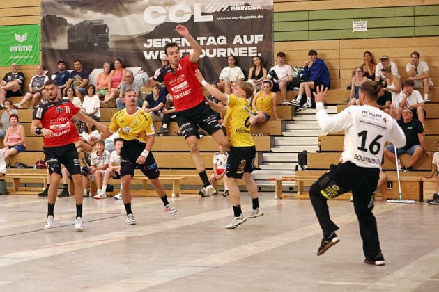 05.08.2026, xovx, Handball Lindencup, Pfadi Winterthur - HSC 2000 Coburg v.l. Lionel Mirdita (Pfadi Winterthur), Jakob Knauer (HSC Coburg), Tim Rellstab (Pfadi Winterthur), Lars Düsterhöft (HSC Coburg), Petros Boukovinas (HSC Coburg) Linden Stadthalle Hessen Deutschland (DE)