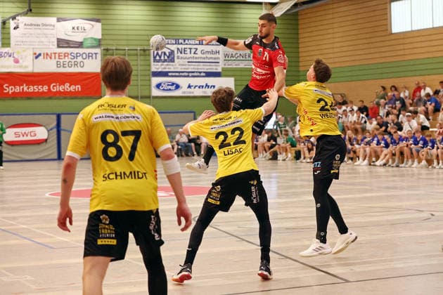05.08.2026, xovx, Handball Lindencup, Pfadi Winterthur - HSC 2000 Coburg v.l. Jesper Schmidt (HSC Coburg), Marin Lisac (HSC Coburg), Lionel Mirdita (Pfadi Winterthur), Sven Wesseling (HSC Coburg) Linden Stadthalle Hessen Deutschland (DE)