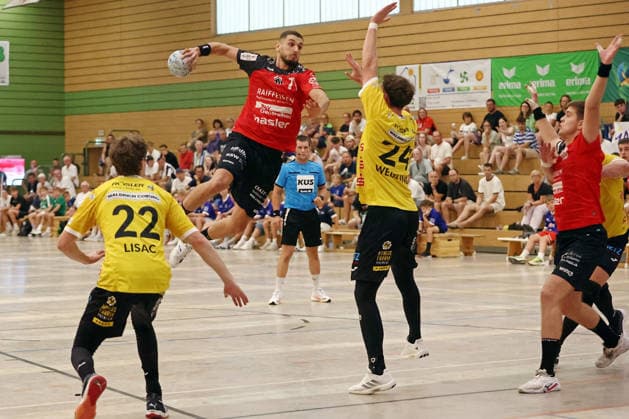 05.08.2026, xovx, Handball Lindencup, Pfadi Winterthur - HSC 2000 Coburg v.l. Marin Lisac (HSC Coburg), Lionel Mirdita (Pfadi Winterthur), Sven Wesseling (HSC Coburg), Ivan Simic (Pfadi Winterthur) Linden Stadthalle Hessen Deutschland (DE)