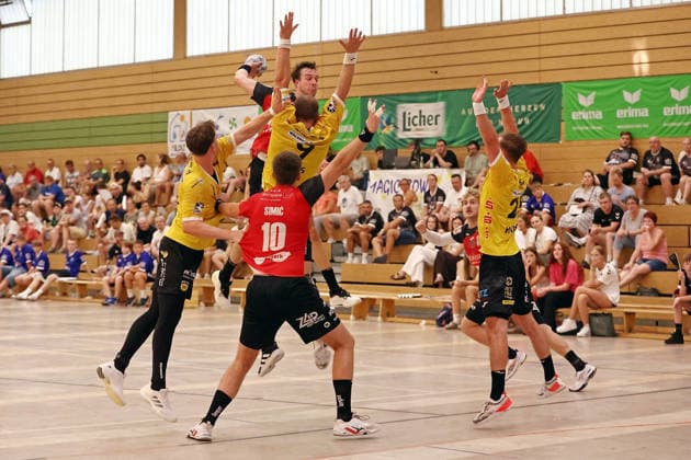 05.08.2026, xovx, Handball Lindencup, Pfadi Winterthur - HSC 2000 Coburg v.l. Sven Wesseling (HSC Coburg), Tim Rellstab (Pfadi Winterthur), Ivan Simic (Pfadi Winterthur), Bartlomiej Bis (HSC Coburg), Jakob Knauer (HSC Coburg) Linden Stadthalle Hessen Deutschland (DE)