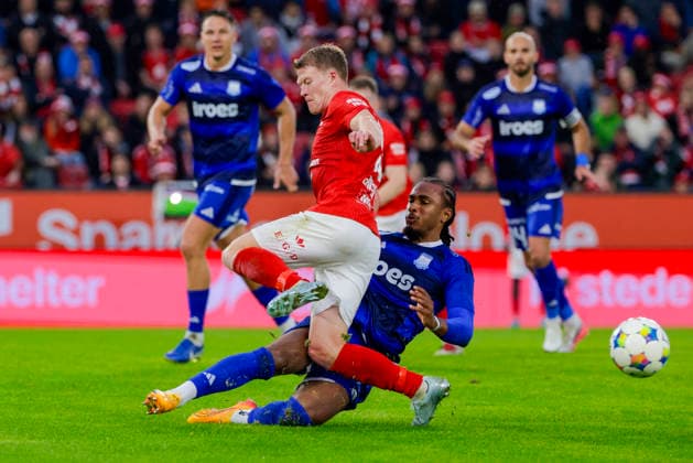 UEFA Conference League 2026 Brann vs. Apollon Limassol, Bergen, August 5, 2026: Brann s Kristian Eriksen goes head-to-head with Apollon Limassol s Emanuel Aiwu in the UEFA Conference League soccer match between SK Brann and Apollon Limassol at Brann Stadium Photo by Paul S. Amundsen, NTB, Bergen, Norway. EDITORIAL USE ONLY. RESTRICTED USE FOR BETTING COMPANIES  Copyright: xPaulxS.xAmundsenx xNTBx
