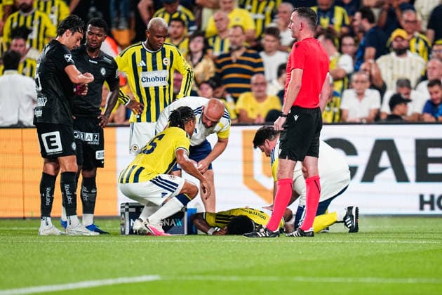 Fenerbahce SK v Sturm Graz - UEFA Champions League 2026 27 Third Qualifying Round First Leg Jayden Oosterwolde of Fenerbahce suffers a major injury during the UEFA Champions League 2026 27 third qualifying round first leg match between Fenerbahce SK and Sturm Graz at Fenerbahce Sükrü Saracoglu Spor Kompleksi on August 05, 2026 in Istanbul, Turkey. Istanbul Fenerbahce Sükrü Saracoglu Spor Kompleksi Istanbul Turkey Copyright: xxYagizxGurtugx