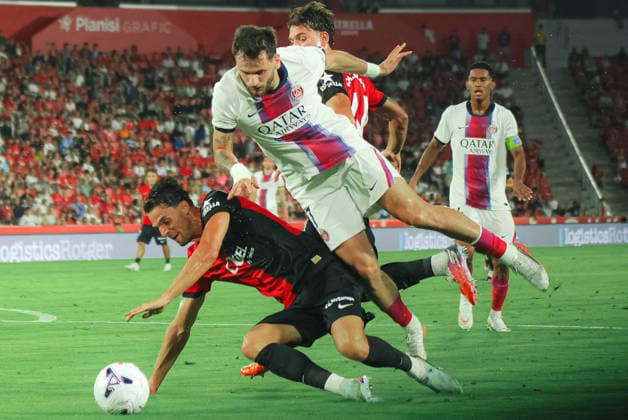 ESP: RCD Mallorca v PSG Trofeu Ciutat de Palma Pre Season 2026 2027 Khvicha Kvaratskhelia of PSG is defended by Martin Valjent of RCD Mallorca during Trofeu Ciutat de Palma Pre Season match between RCD Mallorca and PSG played at Estadio Son Moix, Palma de Mallorca on August 05, 2026. Palma de Mallorca, Spain. Mallorca Spain Football Copyright: xGutix