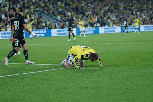 August 5, 2026, Kadikoy, Istanbul, Turkey: Kerem Akturkoglu (C) of Fenerbahce reacts during the UEFA Champions League third qualifying round match between Fenerbahce and Sturm Graz at the Chobani Stadium, Fenerbahce Sukru Saracoglu Sports Complex in Istanbul, Turkey, on August 5, 2026. Kadikoy Turkey - ZUMAu194 20260805_zip_u194_012 Copyright: xTolgaxUluturkx