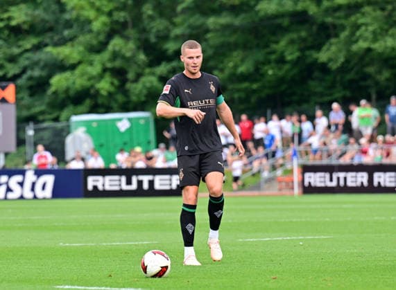 05.08.2026; Rottach-Egern; Fussball, Herren, Saison 2026 2027, Testspiel FC Rottach-Egern vs. Borussia Moenchengladbach Nico Elvedi (Gladbach) DFL regulations prohibit any use of photographs as image sequences and or quasi-video. Stadion Am Birkenmoos Bayern Deutschland