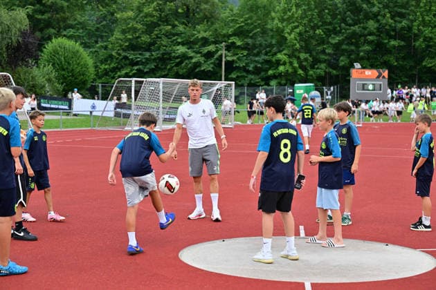 05.08.2026; Rottach-Egern; Fussball, Herren, Saison 2026 2027, Testspiel FC Rottach-Egern vs. Borussia Moenchengladbach Robin Hack (Gladbach, Mitte) kickt mit Nachwuchsspielern des FC Rottach-Egern DFL regulations prohibit any use of photographs as image sequences and or quasi-video. Stadion Am Birkenmoos Bayern Deutschland