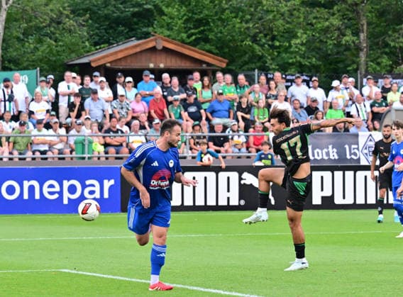 05.08.2026; Rottach-Egern; Fussball, Herren, Saison 2026 2027, Testspiel FC Rottach-Egern vs. Borussia Moenchengladbach Tor zum 0-9; Jens Castrop (Gladbach, re.) trifft zum 0-9 DFL regulations prohibit any use of photographs as image sequences and or quasi-video. Stadion Am Birkenmoos Bayern Deutschland