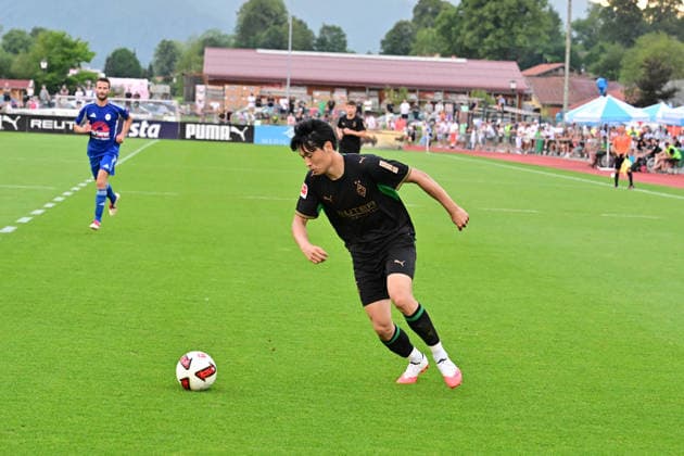 05.08.2026; Rottach-Egern; Fussball, Herren, Saison 2026 2027, Testspiel FC Rottach-Egern vs. Borussia Moenchengladbach Shuto Machino (Gladbach) DFL regulations prohibit any use of photographs as image sequences and or quasi-video. Stadion Am Birkenmoos Bayern Deutschland