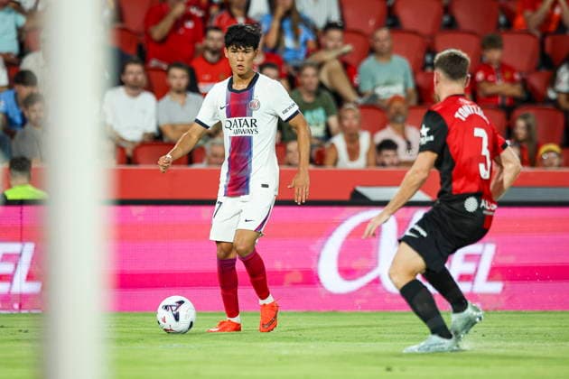 Dro Fernandez (PSG Paris Saint-Germain) controls the ball during the during the pre-season friendly match between RCD Mallorca and Paris Saint-Germain at Estadi Son Moix on August 5, 2026 in Palma de Mallorca, Spain. (Photo by Xavi Bonilla DeFodi Images) -