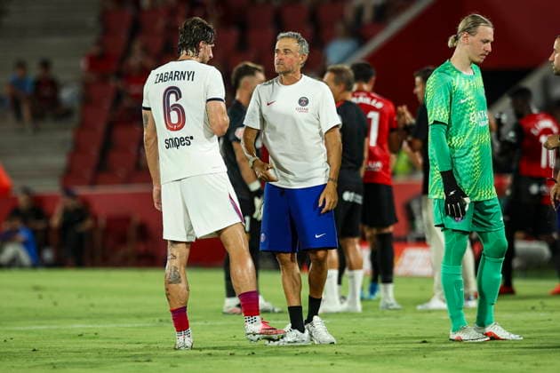Luis Enrique (Paris Saint-Germain) talkst to Ilya Zabarnyi (PSG Paris Saint-Germain) during the during the pre-season friendly match between RCD Mallorca and Paris Saint-Germain at Estadi Son Moix on August 5, 2026 in Palma de Mallorca, Spain. (Photo by Xavi Bonilla DeFodi Images) -