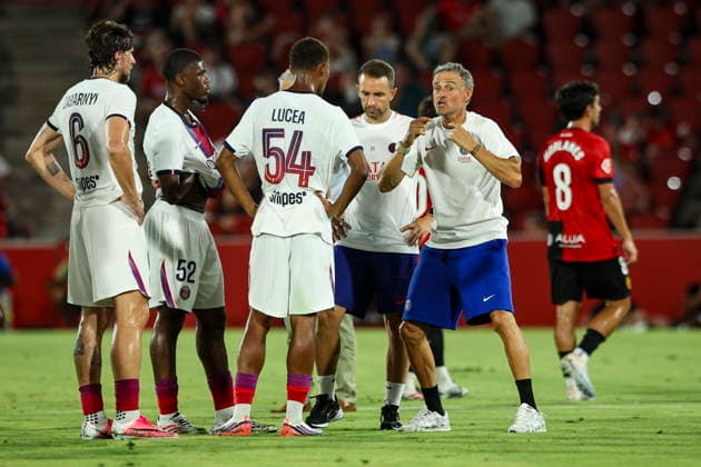 Luis Enrique (Paris Saint-Germain) talks to Lucea (Paris Saint-Germain), Ilya Zabarnyi (Paris Saint-Germain) during the during the pre-season friendly match between RCD Mallorca and Paris Saint-Germain at Estadi Son Moix on August 5, 2026 in Palma de Mallorca, Spain. (Photo by Xavi Bonilla DeFodi Images) -