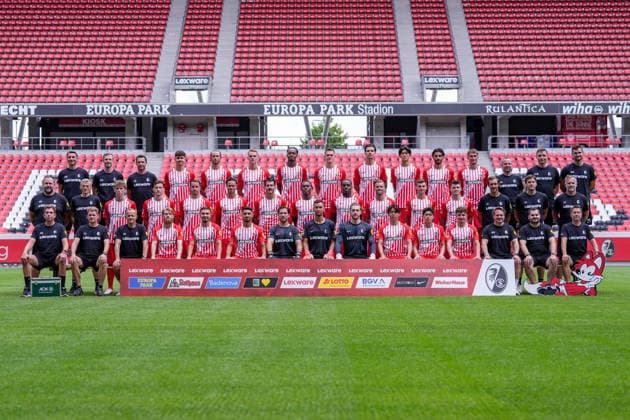 SC Freiburg; 1.BL, Bundesliga, Porträttermin 2026 2027, Mannschaftsfoto, hi. Reihe v.li.: Athletiktrainer Daniel Wolf, Athletiktrainer Maximilian Kessler, Individualtrainer Felix Roth, Karl Steinmann, Max Rosenfelder, Philipp Lienhart, Jordy Makengo, Matthias Ginter, Igor Matanovic , Keisuke Goto, Eren Dinkci, Patrick Osterhage, Co-Trainer Patrik Grolimund, Co-Trainer Analyse Franz-Georg Wieland, Torwarttrainer Michael Müller mi. Reihe v.li.: Physiotherapeut Florian Mack, Mannschaftsarzt Torben Pottgießer, Rouven Tarnutzer, Maximilian Eggestein, Christian Günter, Derry Scherhant, Anthony Jung, Cyriaque Irie , Bruno Ogbus, Lucas Höler, Yannik Engelhardt, Lukas Kübler, Trainer Julian Schuster, Co-Trainer Florian Bruns, Co-Trainer Lars Voßler vo. Reihe v.li.: Physiotherapeut Markus Behrens, Physiotherapeut Torge Schwarz, Physiotherapeut Uwe Vetter, Niklas Beste, Berkay Yilmaz, Vincenzo Grifo, Jannik Huth, Mio Backhaus, Florian Müller, Rihito Yamamoto, Yuito Suzuki, Philipp Treu, Reha-Trainer Matthias Rosa, Zeugwart Max Beckmann, Busfahrer Stefan Spohn Freiburg Europa-Park Stadion Baden-Wuerttemberg Deutschland Copyright: AA_STEINSIEK.CH