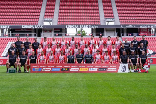 SC Freiburg; 1.BL, Bundesliga, Porträttermin 2026 2027, Mannschaftsfoto, hi. Reihe v.li.: Athletiktrainer Daniel Wolf, Athletiktrainer Maximilian Kessler, Individualtrainer Felix Roth, Karl Steinmann, Max Rosenfelder, Philipp Lienhart, Jordy Makengo, Matthias Ginter, Igor Matanovic , Keisuke Goto, Eren Dinkci, Patrick Osterhage, Co-Trainer Patrik Grolimund, Co-Trainer Analyse Franz-Georg Wieland, Torwarttrainer Michael Müller mi. Reihe v.li.: Physiotherapeut Florian Mack, Mannschaftsarzt Torben Pottgießer, Rouven Tarnutzer, Maximilian Eggestein, Christian Günter, Derry Scherhant, Anthony Jung, Cyriaque Irie , Bruno Ogbus, Lucas Höler, Yannik Engelhardt, Lukas Kübler, Trainer Julian Schuster, Co-Trainer Florian Bruns, Co-Trainer Lars Voßler vo. Reihe v.li.: Physiotherapeut Markus Behrens, Physiotherapeut Torge Schwarz, Physiotherapeut Uwe Vetter, Niklas Beste, Berkay Yilmaz, Vincenzo Grifo, Jannik Huth, Mio Backhaus, Florian Müller, Rihito Yamamoto, Yuito Suzuki, Philipp Treu, Reha-Trainer Matthias Rosa, Zeugwart Max Beckmann, Busfahrer Stefan Spohn Freiburg Europa-Park Stadion Baden-Wuerttemberg Deutschland Copyright: AA_STEINSIEK.CH
