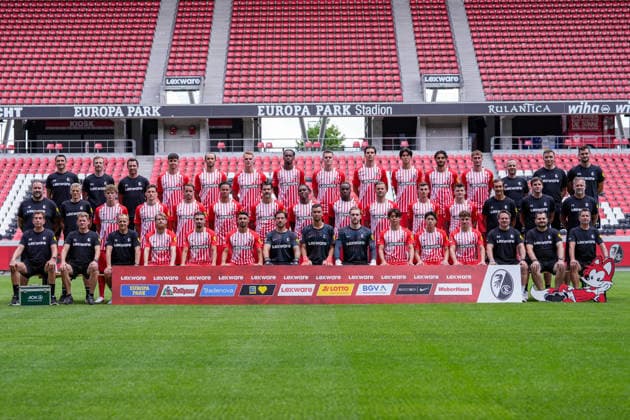 SC Freiburg; 1.BL, Bundesliga, Porträttermin 2026 2027, Mannschaftsfoto, hi. Reihe v.li.: Athletiktrainer Daniel Wolf, Athletiktrainer Maximilian Kessler, Individualtrainer Felix Roth, Karl Steinmann, Max Rosenfelder, Philipp Lienhart, Jordy Makengo, Matthias Ginter, Igor Matanovic , Keisuke Goto, Eren Dinkci, Patrick Osterhage, Co-Trainer Patrik Grolimund, Co-Trainer Analyse Franz-Georg Wieland, Torwarttrainer Michael Müller mi. Reihe v.li.: Physiotherapeut Florian Mack, Mannschaftsarzt Torben Pottgießer, Rouven Tarnutzer, Maximilian Eggestein, Christian Günter, Derry Scherhant, Anthony Jung, Cyriaque Irie , Bruno Ogbus, Lucas Höler, Yannik Engelhardt, Lukas Kübler, Trainer Julian Schuster, Co-Trainer Florian Bruns, Co-Trainer Lars Voßler vo. Reihe v.li.: Physiotherapeut Markus Behrens, Physiotherapeut Torge Schwarz, Physiotherapeut Uwe Vetter, Niklas Beste, Berkay Yilmaz, Vincenzo Grifo, Jannik Huth, Mio Backhaus, Florian Müller, Rihito Yamamoto, Yuito Suzuki, Philipp Treu, Reha-Trainer Matthias Rosa, Zeugwart Max Beckmann, Busfahrer Stefan Spohn Freiburg Europa-Park Stadion Baden-Wuerttemberg Deutschland Copyright: AA_STEINSIEK.CH