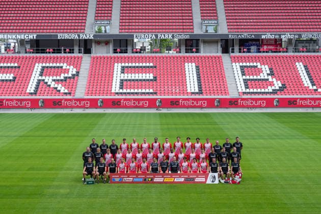 SC Freiburg; 1.BL, Bundesliga, Porträttermin 2026 2027, Mannschaftsfoto, hi. Reihe v.li.: Athletiktrainer Daniel Wolf, Athletiktrainer Maximilian Kessler, Individualtrainer Felix Roth, Karl Steinmann, Max Rosenfelder, Philipp Lienhart, Jordy Makengo, Matthias Ginter, Igor Matanovic , Keisuke Goto, Eren Dinkci, Patrick Osterhage, Co-Trainer Patrik Grolimund, Co-Trainer Analyse Franz-Georg Wieland, Torwarttrainer Michael Müller mi. Reihe v.li.: Physiotherapeut Florian Mack, Mannschaftsarzt Torben Pottgießer, Rouven Tarnutzer, Maximilian Eggestein, Christian Günter, Derry Scherhant, Anthony Jung, Cyriaque Irie , Bruno Ogbus, Lucas Höler, Yannik Engelhardt, Lukas Kübler, Trainer Julian Schuster, Co-Trainer Florian Bruns, Co-Trainer Lars Voßler vo. Reihe v.li.: Physiotherapeut Markus Behrens, Physiotherapeut Torge Schwarz, Physiotherapeut Uwe Vetter, Niklas Beste, Berkay Yilmaz, Vincenzo Grifo, Jannik Huth, Mio Backhaus, Florian Müller, Rihito Yamamoto, Yuito Suzuki, Philipp Treu, Reha-Trainer Matthias Rosa, Zeugwart Max Beckmann, Busfahrer Stefan Spohn Freiburg Europa-Park Stadion Baden-Wuerttemberg Deutschland Copyright: AA_STEINSIEK.CH