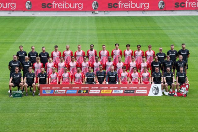 SC Freiburg; 1.BL, Bundesliga, Porträttermin 2026 2027, Mannschaftsfoto, hi. Reihe v.li.: Athletiktrainer Daniel Wolf, Athletiktrainer Maximilian Kessler, Individualtrainer Felix Roth, Karl Steinmann, Max Rosenfelder, Philipp Lienhart, Jordy Makengo, Matthias Ginter, Igor Matanovic , Keisuke Goto, Eren Dinkci, Patrick Osterhage, Co-Trainer Patrik Grolimund, Co-Trainer Analyse Franz-Georg Wieland, Torwarttrainer Michael Müller mi. Reihe v.li.: Physiotherapeut Florian Mack, Mannschaftsarzt Torben Pottgießer, Rouven Tarnutzer, Maximilian Eggestein, Christian Günter, Derry Scherhant, Anthony Jung, Cyriaque Irie , Bruno Ogbus, Lucas Höler, Yannik Engelhardt, Lukas Kübler, Trainer Julian Schuster, Co-Trainer Florian Bruns, Co-Trainer Lars Voßler vo. Reihe v.li.: Physiotherapeut Markus Behrens, Physiotherapeut Torge Schwarz, Physiotherapeut Uwe Vetter, Niklas Beste, Berkay Yilmaz, Vincenzo Grifo, Jannik Huth, Mio Backhaus, Florian Müller, Rihito Yamamoto, Yuito Suzuki, Philipp Treu, Reha-Trainer Matthias Rosa, Zeugwart Max Beckmann, Busfahrer Stefan Spohn Freiburg Europa-Park Stadion Baden-Wuerttemberg Deutschland Copyright: AA_STEINSIEK.CH