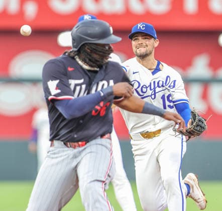AUG 05, 2026: Kansas City Royals infielder Michael Massey (19) starts a double play but could not tag the runner at Kauffman Stadium Kansas City, MO. CSM Kansas City United States - ZUMAc04_ 20260805_zma_c04_025 Copyright: xRomanxPunox