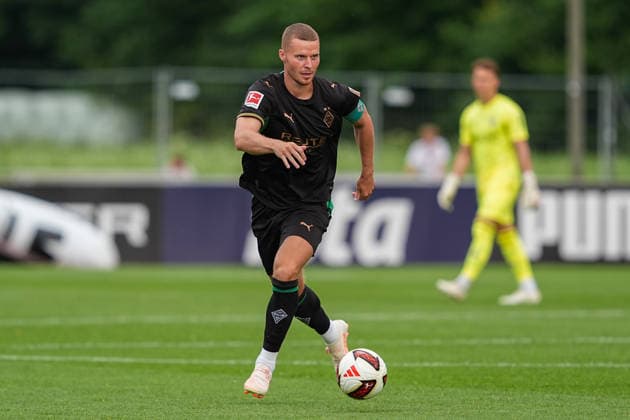 05.08.2026, xydrx, Fußball, Testspiel, FC Rottach-Egern - Borussia Mönchengladbach, Saison 2026 2027, Stadion am Birkenmoos: Nico Elvedi (Borussia Moenchengladbach, 30) DFB regulations prohibit any use of photographs as image sequences and or quasi-video. Copyright: HMBxMedia YannisxDreimann