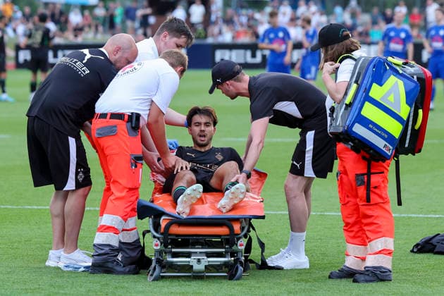 Jens Castrop (Borussia Moenchengladbach) liegt verletzt auf einer Trage und wird anschliessend in ein Krankenhaus gebracht waehrend des Freundschaftsspiels zwischen dem FC Rottach-Egern und Borussia Moenchengladbach, Stadion Birkenmoos am 05. August 2026 in Rottach-Egern, Deutschland. (Foto von Marco Steinbrenner DeFodi Images) +++ Jens Castrop (Borussia Moenchengladbach) is lying injured on a stretcher and is then taken to hospital during the Friendly match between FC Rottach-Egern and Borussia Moenchengladbach at Stadion Birkenmoos on August 5, 2026 in Rottach-Egern, Germany. (Photo by Marco Steinbrenner DeFodi Images) (Photo by Marco Steinbrenner DeFodi Images) -