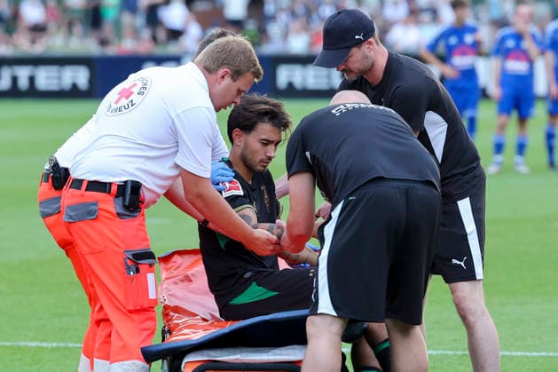 Jens Castrop (Borussia Moenchengladbach) sitzt verletzt auf einer Trage und wird anschliessend in ein Krankenhaus gebracht waehrend des Freundschaftsspiels zwischen dem FC Rottach-Egern und Borussia Moenchengladbach, Stadion Birkenmoos am 05. August 2026 in Rottach-Egern, Deutschland. (Foto von Marco Steinbrenner DeFodi Images) +++ Jens Castrop (Borussia Moenchengladbach) is sitting on a stretcher, injured, and is then taken to hospital during the Friendly match between FC Rottach-Egern and Borussia Moenchengladbach at Stadion Birkenmoos on August 5, 2026 in Rottach-Egern, Germany. (Photo by Marco Steinbrenner DeFodi Images) (Photo by Marco Steinbrenner DeFodi Images) -