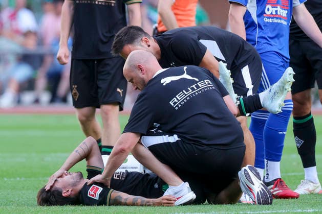 Jens Castrop (Borussia Moenchengladbach) liegt verletzt auf dem Rasen und wird anschliessen in ein Krankenhaus gebracht waehrend des Freundschaftsspiels zwischen dem FC Rottach-Egern und Borussia Moenchengladbach, Stadion Birkenmoos am 05. August 2026 in Rottach-Egern, Deutschland. (Foto von Marco Steinbrenner DeFodi Images) +++ Jens Castrop (Borussia Moenchengladbach) is lying injured on the pitch and will subsequently be taken to hospital during the Friendly match between FC Rottach-Egern and Borussia Moenchengladbach at Stadion Birkenmoos on August 5, 2026 in Rottach-Egern, Germany. (Photo by Marco Steinbrenner DeFodi Images) (Photo by Marco Steinbrenner DeFodi Images) -