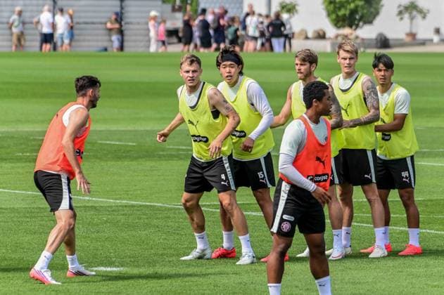Branimir Hrgota Nemeth David Tomoya Ando Marcus Mathisen Eric Smith Nick Schmidt ( Pauli ) warten auf einen Eckball Deutschland , Hamburg , Trainingsgelände an der Kollaustrasse , Fussball , 2. Bundesliga , FC St Pauli