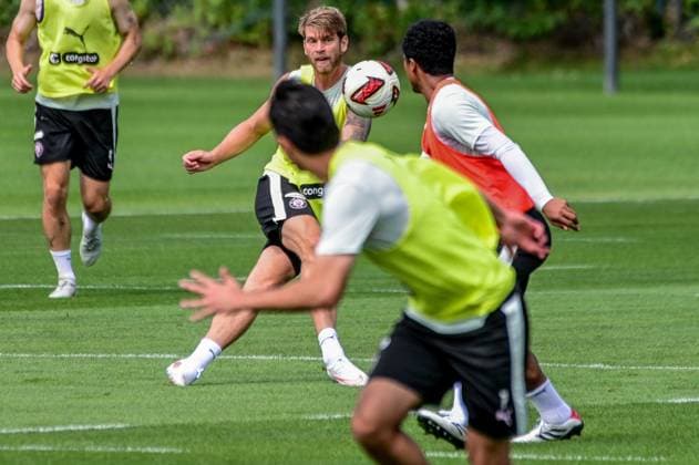 Marcus Mathisen ( Pauli ) flankt Deutschland , Hamburg , Trainingsgelände an der Kollaustrasse , Fussball , 2. Bundesliga , FC St Pauli