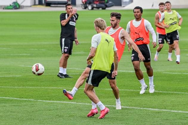 Trainer Marcel Rapp spricht zur Mannschaft ( Pauli ) Deutschland , Hamburg , Trainingsgelände an der Kollaustrasse , Fussball , 2. Bundesliga , FC St Pauli