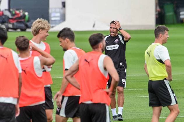 Trainer Marcel Rapp spricht zur Mannschaft ( Pauli ) Deutschland , Hamburg , Trainingsgelände an der Kollaustrasse , Fussball , 2. Bundesliga , FC St Pauli