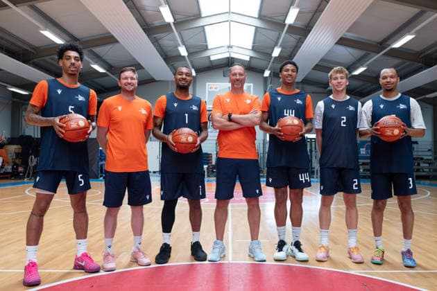 easycredit BBL Basketball Bundesliga 2026 2027 Medientraining Science City Jena am 06.08.2026 Die Neuzugänge v.l. Terrence Edwards Jr, Co Trainer Patrick Carney, Pierre Brooks II, Chef Trainer Steven Esterkamp, Ira Lee, Raphael Falkenthal (nach einer Saison Leihe), Jemarl Baker Jr. Sparkassen Arena