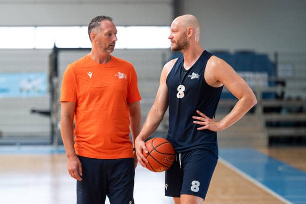 easycredit BBL Basketball Bundesliga 2026 2027 Medientraining Science City Jena am 06.08.2026 v.li. im Austausch Chef Trainer Steven Esterkamp mit Spieler Robin Christen Sparkassen Arena