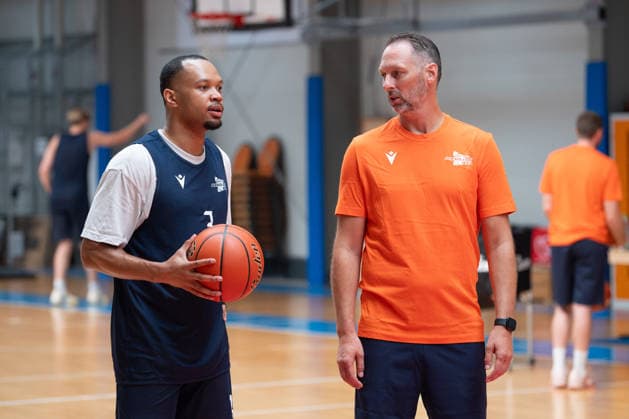 easycredit BBL Basketball Bundesliga 2026 2027 Medientraining Science City Jena am 06.08.2026 v.re. im Austausch Chef Trainer Steven Esterkamp mit Spieler Jemarl Baker Jr. , beide waren letzte Saison in Bremerhaven Sparkassen Arena