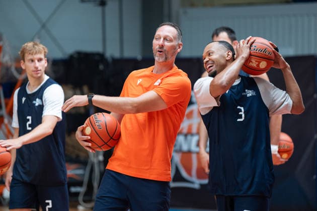easycredit BBL Basketball Bundesliga 2026 2027 Medientraining Science City Jena am 06.08.2026 Haben sichtlich Spaß v.li. Chef Trainer Steven Esterkamp und Spieler Jemarl Baker Jr. Links im Hintergrund Raphael Falkenthal Sparkassen Arena