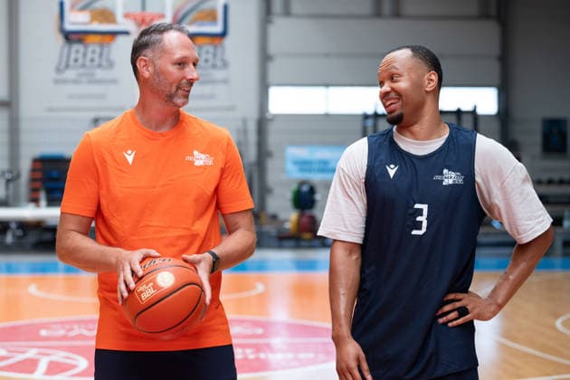 easycredit BBL Basketball Bundesliga 2026 2027 Medientraining Science City Jena am 06.08.2026 Haben sichtlich Spaß v.li. Chef Trainer Steven Esterkamp und Spieler Jemarl Baker Jr. Sparkassen Arena