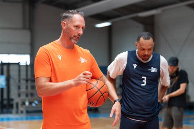 easycredit BBL Basketball Bundesliga 2026 2027 Medientraining Science City Jena am 06.08.2026 Chef Trainer Steven Esterkamp gibt Anweisungen. rechts Spieler Jemarl Baker Jr. Sparkassen Arena