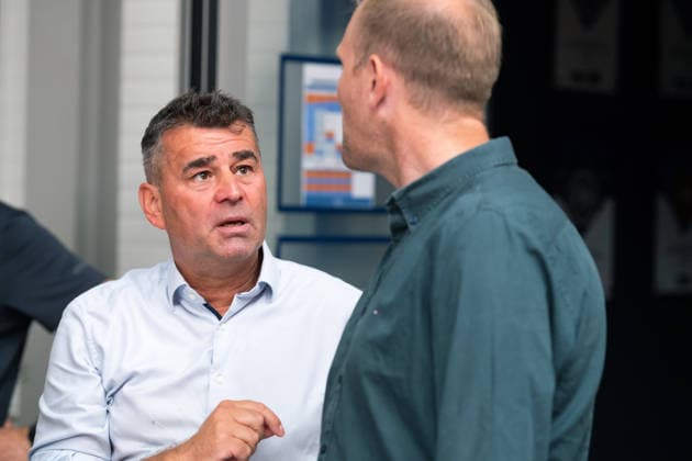 easycredit BBL Basketball Bundesliga 2026 2027 Medientraining Science City Jena am 06.08.2026 Im Austausch v.li. Jenas Boss Geschäftsführer Lars Eberlein mit Thomas Fleddermann (Geschäftsleitung) Sparkassen Arena