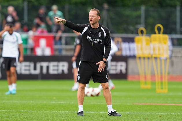 Sport Bilder des Tages 06.08.2026, xydrx, Fußball, Trainingslager, Borussia Mönchengladbach, Saison 2026 2027, Stadion am Birkenmoos: Eugen Polanski (Cheftrainer Borussia Moenchengladbach) gibt gestikulierend Anweisungen DFB regulations prohibit any use of photographs as image sequences and or quasi-video. Copyright: HMBxMedia YannisxDreimann