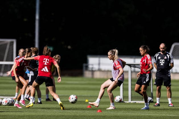 Training 1. FC Köln Frauen; 06.08.2026 KÖLN, DEUTSCHLAND - AUGUST 06: Kathrin Kathy Henrichs (1. FC Köln, 4) am Ball während einer Trainingseinheit der Frauen des 1. FC Köln auf Platz 7 des Geissbockheims am 06.08.2026 in Köln, Deutschland Copyright: xBEAUTIFULxSPORTS Wunderlx