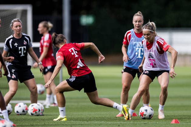 Training 1. FC Köln Frauen; 06.08.2026 KÖLN, DEUTSCHLAND - AUGUST 06: Kathrin Kathy Henrichs (1. FC Köln, 4) am Ball gegen Dora Zeller (1. FC Köln, 19) während einer Trainingseinheit der Frauen des 1. FC Köln auf Platz 7 des Geissbockheims am 06.08.2026 in Köln, Deutschland Copyright: xBEAUTIFULxSPORTS Wunderlx