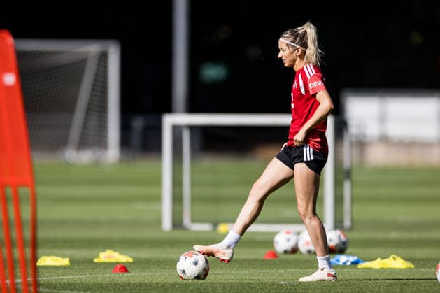 Training 1. FC Köln Frauen; 06.08.2026 KÖLN, DEUTSCHLAND - AUGUST 06: Kathrin Kathy Henrichs (1. FC Köln, 4) mit Ball während einer Trainingseinheit der Frauen des 1. FC Köln auf Platz 7 des Geissbockheims am 06.08.2026 in Köln, Deutschland Copyright: xBEAUTIFULxSPORTS Wunderlx