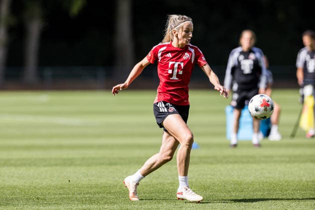 Training 1. FC Köln Frauen; 06.08.2026 KÖLN, DEUTSCHLAND - AUGUST 06: Kathrin Kathy Henrichs (1. FC Köln, 4) am Ball während einer Trainingseinheit der Frauen des 1. FC Köln auf Platz 7 des Geissbockheims am 06.08.2026 in Köln, Deutschland Copyright: xBEAUTIFULxSPORTS Wunderlx