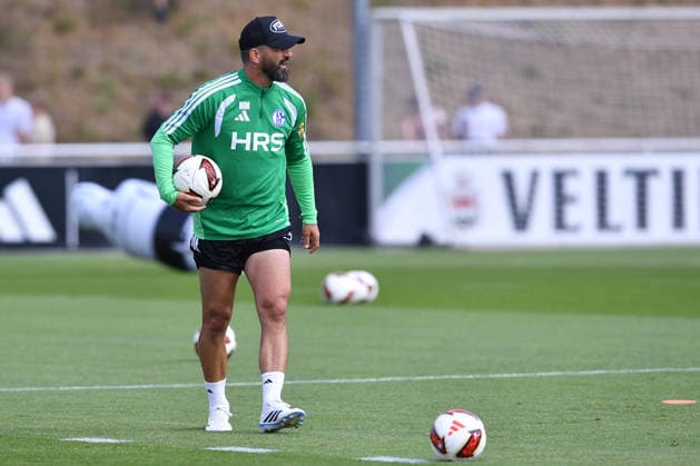 Fußball 1. Bundesliga Training FC Schalke 04 am 06.08.2026 auf dem Trainingsgelände an der Veltins Arena in Gelsenkirchen Miron Muslic ( Trainer Cheftrainer Schalke )