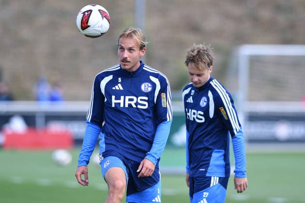 Fußball 1. Bundesliga Training FC Schalke 04 am 06.08.2026 auf dem Trainingsgelände an der Veltins Arena in Gelsenkirchen Timo Becker ( Schalke ), vorne - Finn Porath ( Schalke ), hinten
