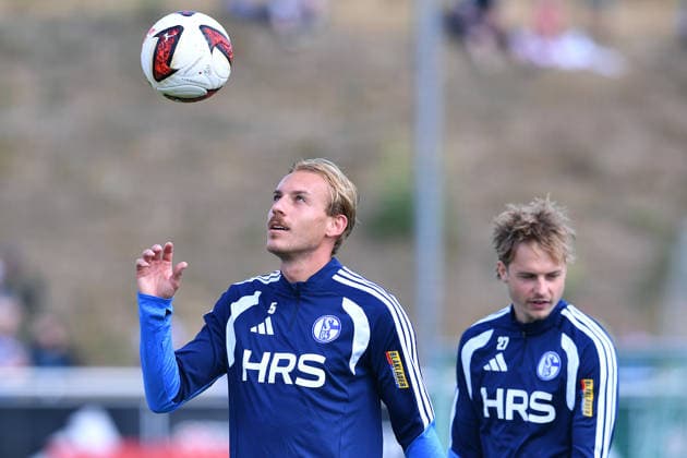 Fußball 1. Bundesliga Training FC Schalke 04 am 06.08.2026 auf dem Trainingsgelände an der Veltins Arena in Gelsenkirchen Timo Becker ( Schalke ), vorne - Finn Porath ( Schalke ), hinten