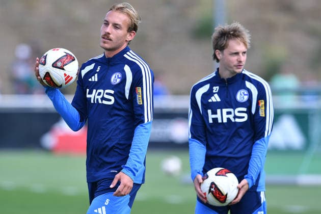 Fußball 1. Bundesliga Training FC Schalke 04 am 06.08.2026 auf dem Trainingsgelände an der Veltins Arena in Gelsenkirchen Timo Becker ( Schalke ), vorne - Finn Porath ( Schalke ), hinten