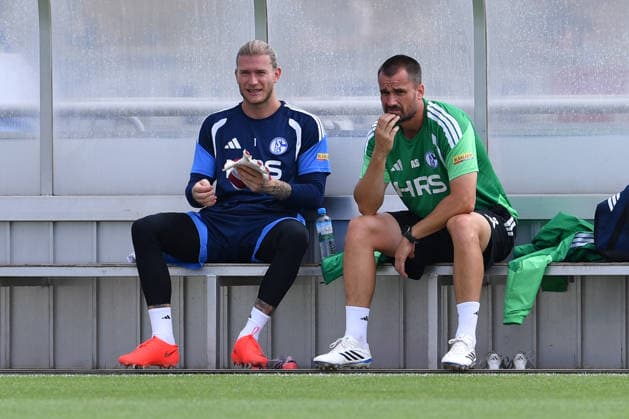 Fußball 1. Bundesliga Training FC Schalke 04 am 06.08.2026 auf dem Trainingsgelände an der Veltins Arena in Gelsenkirchen Loris Karius ( Schalke ), links - Volkan Ünlü ( Torwarttrainer Schalke ), rechts