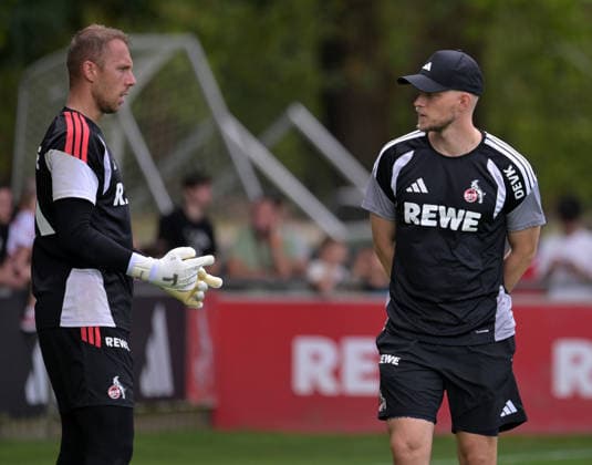 06.08.2026, xophax, Fussball 1.Bundesliga, 1.FC Koeln Training am Geissbockheim des 1.FC Köln. Platz 1.Fans. Marvin Schwäbe ( 1.FC Köln ) , links und Trainer Rene Wagner, rechts ( 1.FC Köln ) Köln